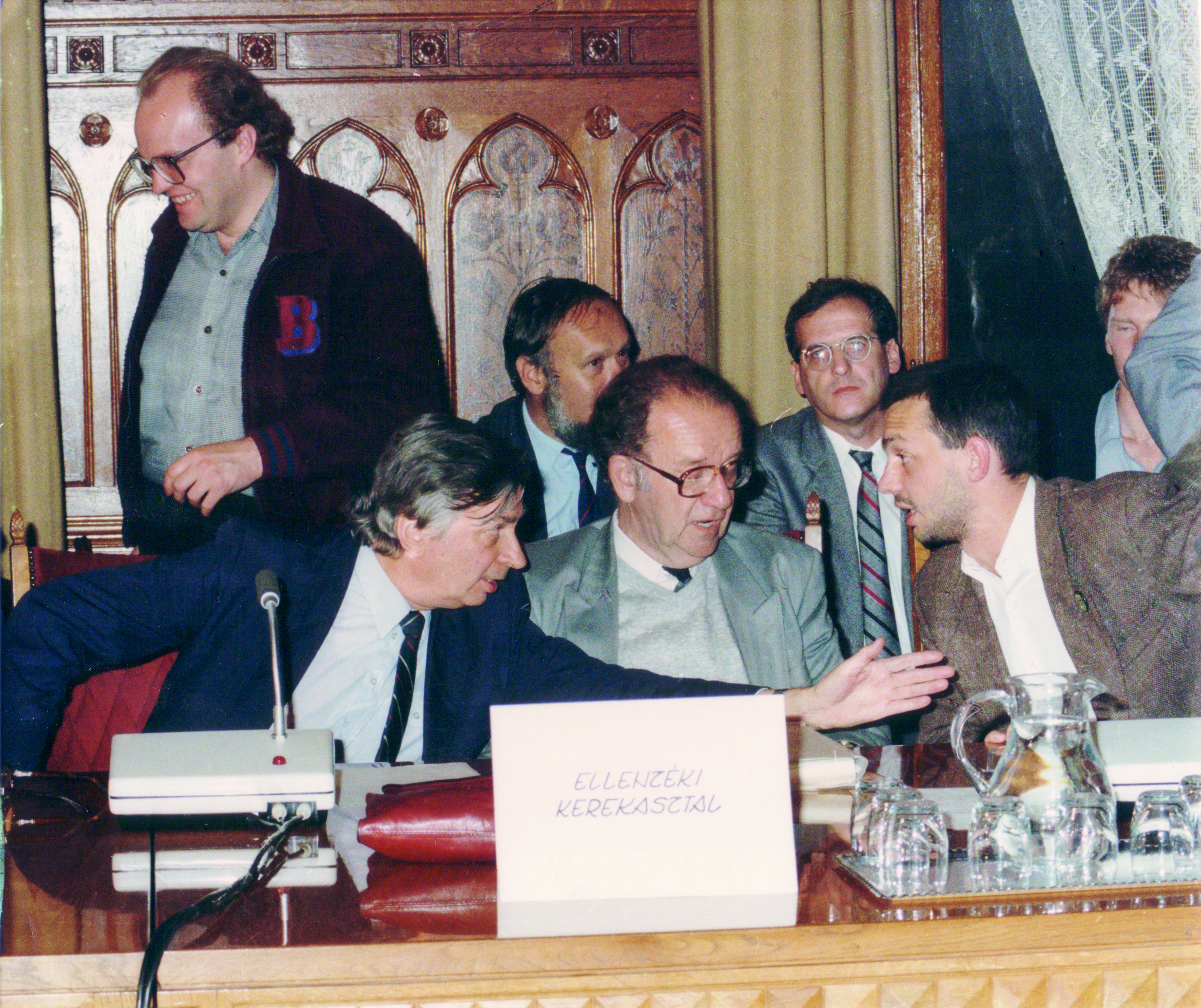 A kerekasztal-tárgyalásokon Szabad Györggyel (MDF), illetve Orbán Viktorral (Fidesz)